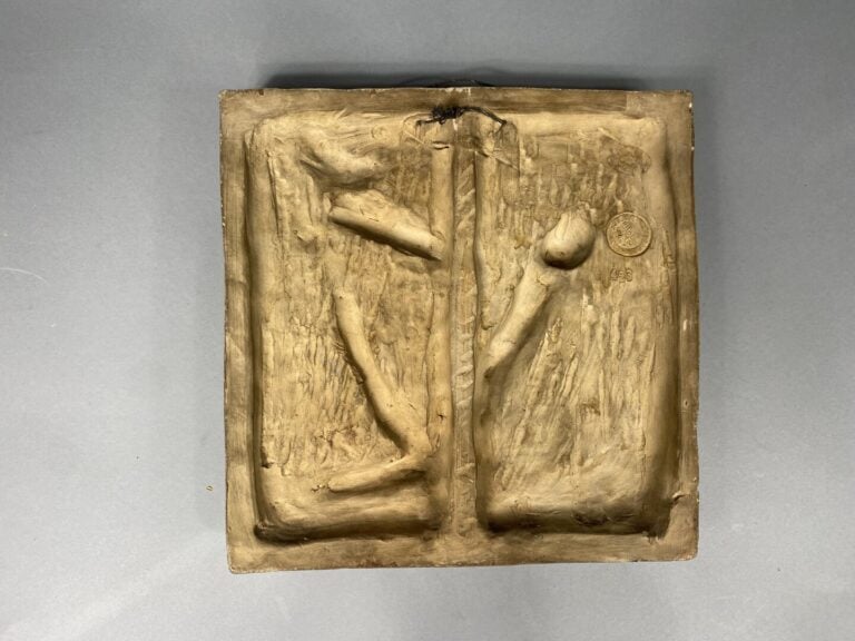 Plaque en terre cuite de forme carrée à décor sculpté de putti - 26,5 x 26, 5 c…