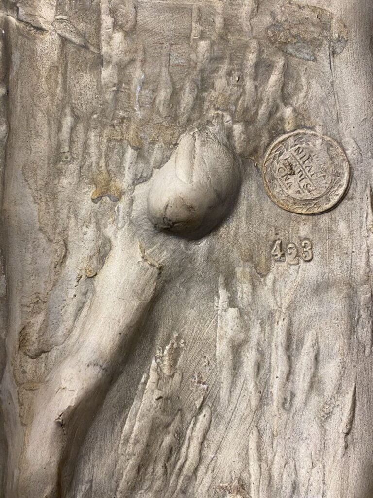 Plaque en terre cuite de forme carrée à décor sculpté de putti - 26,5 x 26, 5 c…