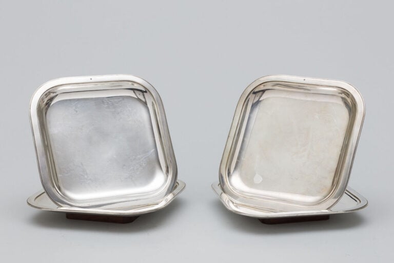 PUIFORCAT : 4 présentoirs en argent 950 ‰ carrés à bords ronds moulurés reposan…