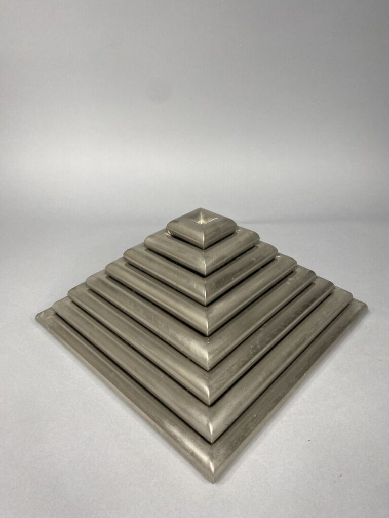 Pyramide formée de huit carrés bombés superposés et amovibles en métal chromé -…