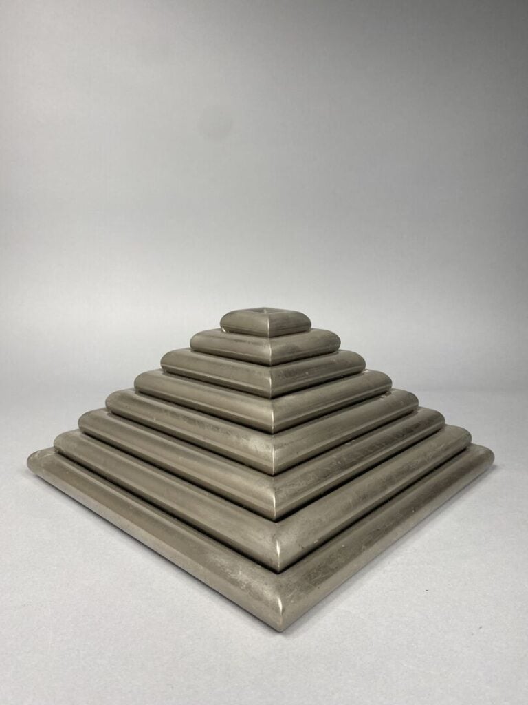 Pyramide formée de huit carrés bombés superposés et amovibles en métal chromé -…