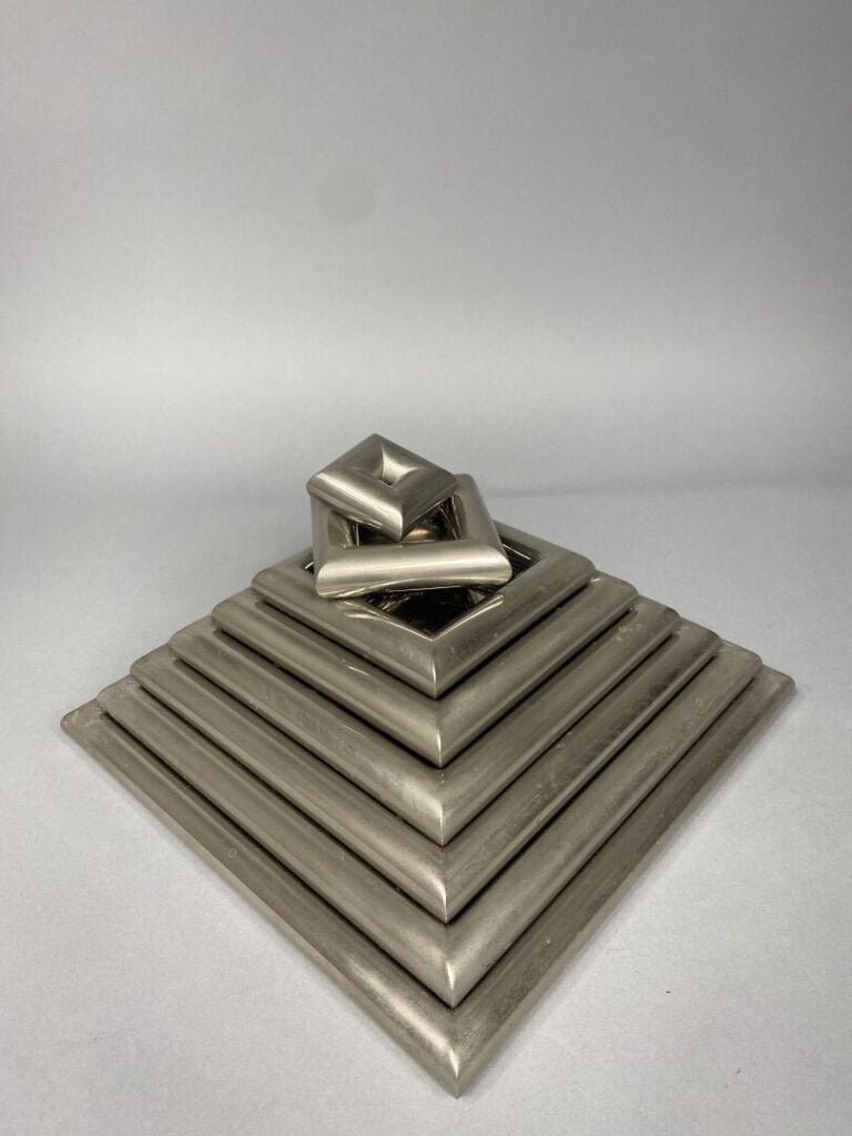 Pyramide formée de huit carrés bombés superposés et amovibles en métal chromé -…