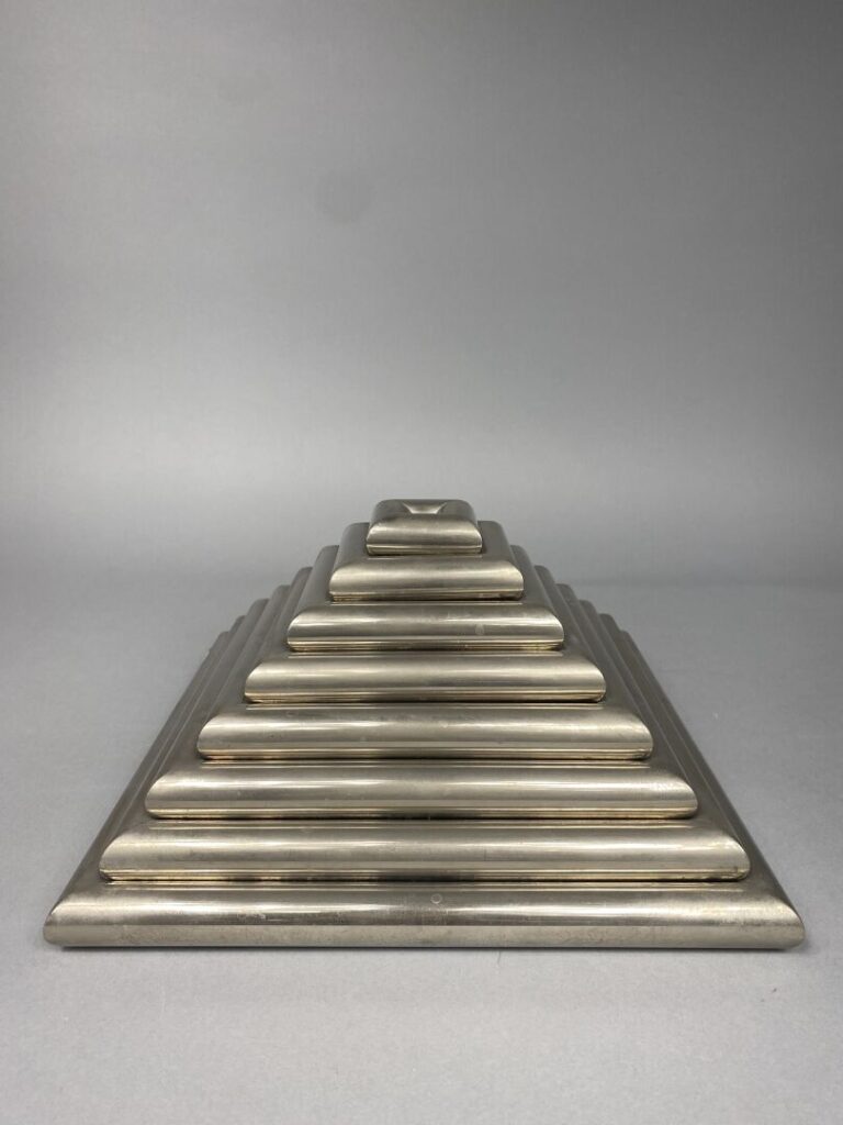 Pyramide formée de huit carrés bombés superposés et amovibles en métal chromé -…
