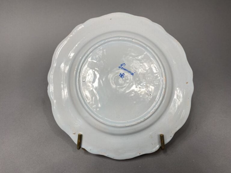 QUIMPER - Assiette en faïence à bord contourné représentant un cavalier et enfa…
