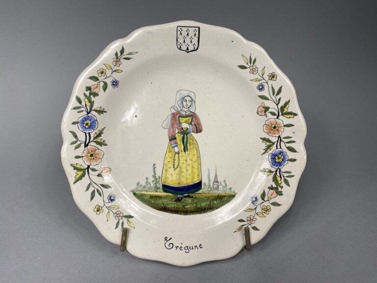 QUIMPER - Ensemble de deux assiettes polylobées en faïence polychrome à décor d…