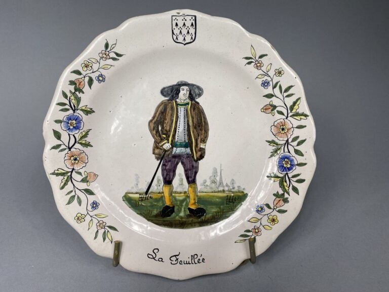 QUIMPER - Ensemble de deux assiettes polylobées en faïence polychrome à décor d…