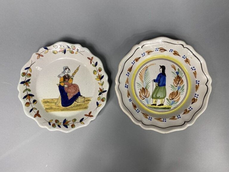 QUIMPER - Ensemble de six assiettes à décor de personnages et motifs floraux -…