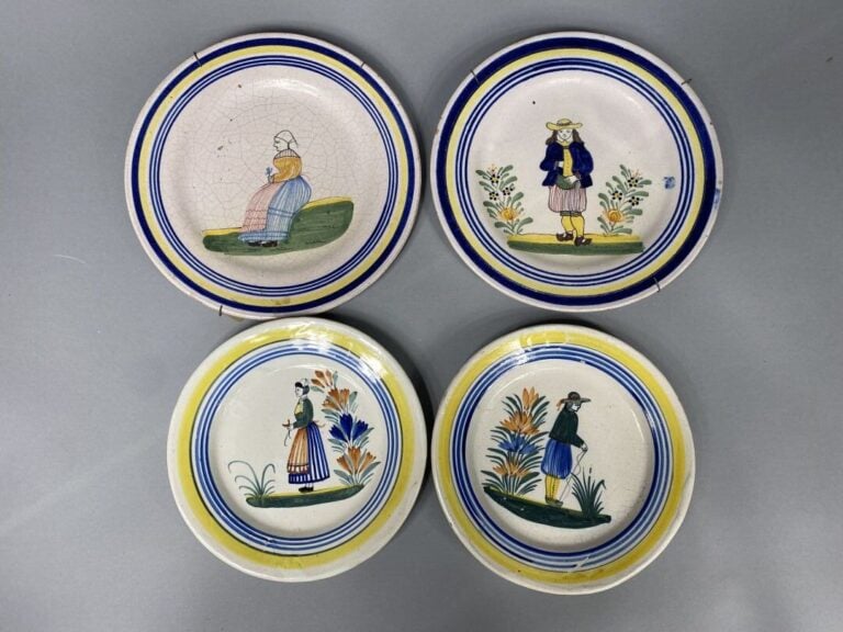 QUIMPER - Ensemble de trois assiettes et bols à oreilles en faïence polychrome…