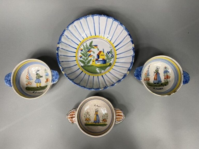 QUIMPER - Ensemble de trois assiettes et bols à oreilles en faïence polychrome…