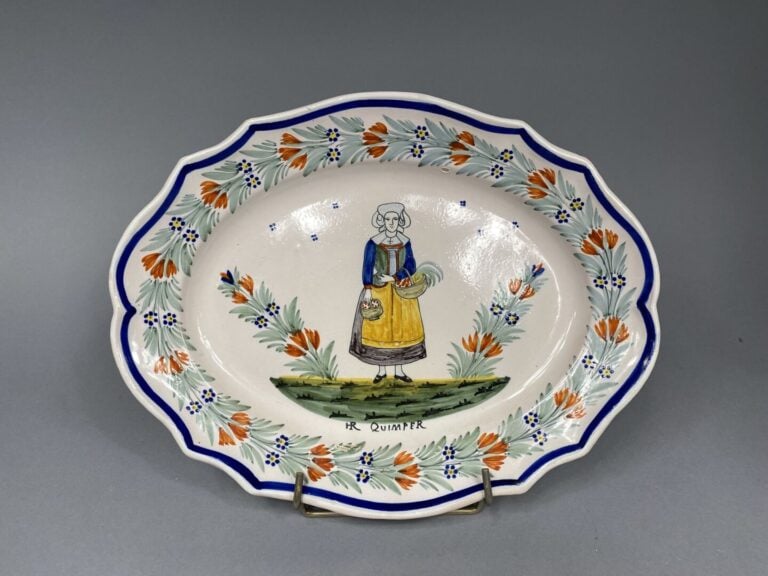 QUIMPER - Ensemble de trois plats polylobés en faïence émaillée polychrome à dé…