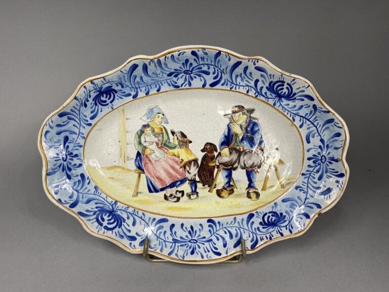 QUIMPER - Ensemble de trois plats polylobés en faïence émaillée polychrome à dé…