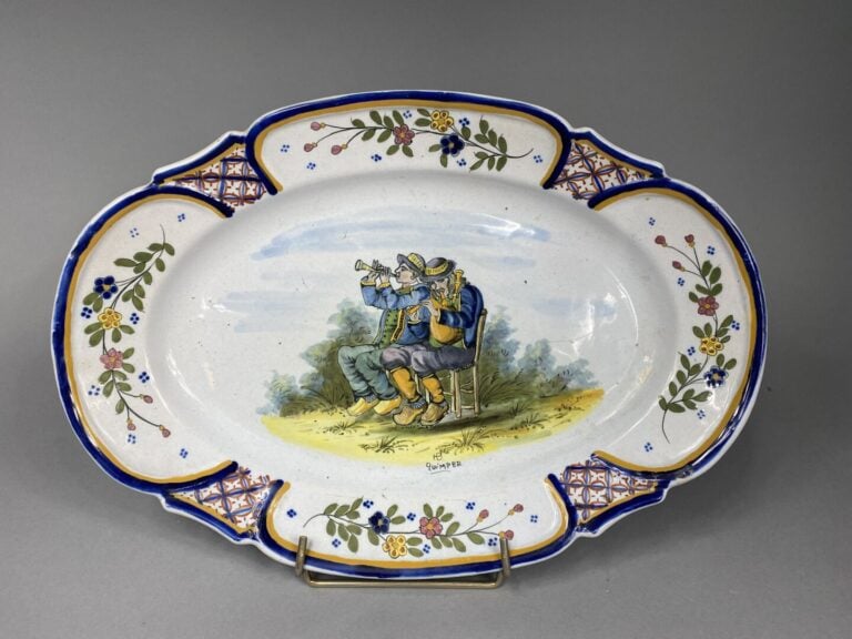 QUIMPER - Ensemble de trois plats polylobés en faïence émaillée polychrome à dé…