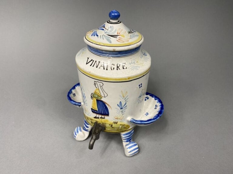 QUIMPER - Huilier-vinaigrier couvert en faïence émaillée polychrome de forme cy…