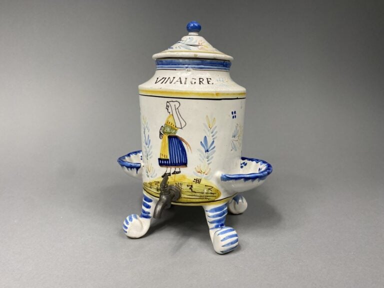 QUIMPER - Huilier-vinaigrier couvert en faïence émaillée polychrome de forme cy…