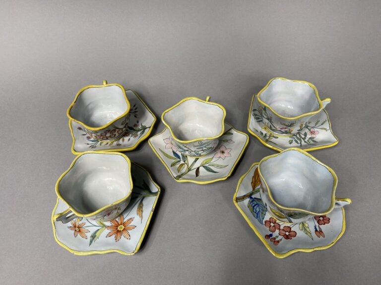QUIMPER, Manufacture Porquier - Partie de service à thé en faïence émaillée pol…