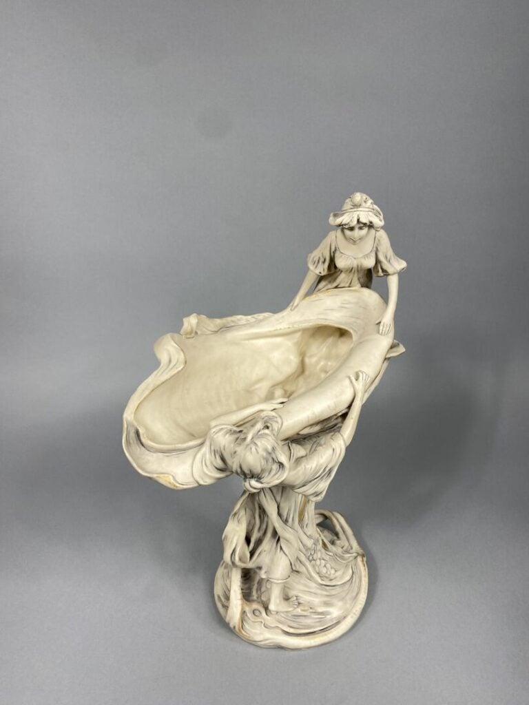 ROYAL DUX BOHEMIA - Coupe en biscuit et porcelaine figurant deux femmes drapées…