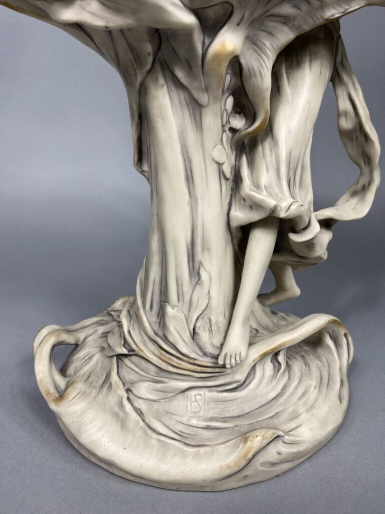 ROYAL DUX BOHEMIA - Coupe en biscuit et porcelaine figurant deux femmes drapées…