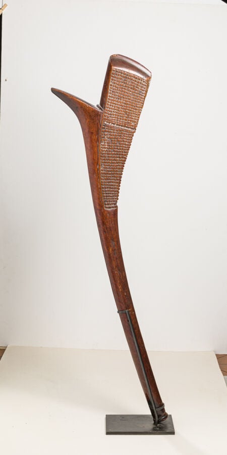 Sali. Belle et ancienne massue dite en « crosse de fusil », joliment gravée des…