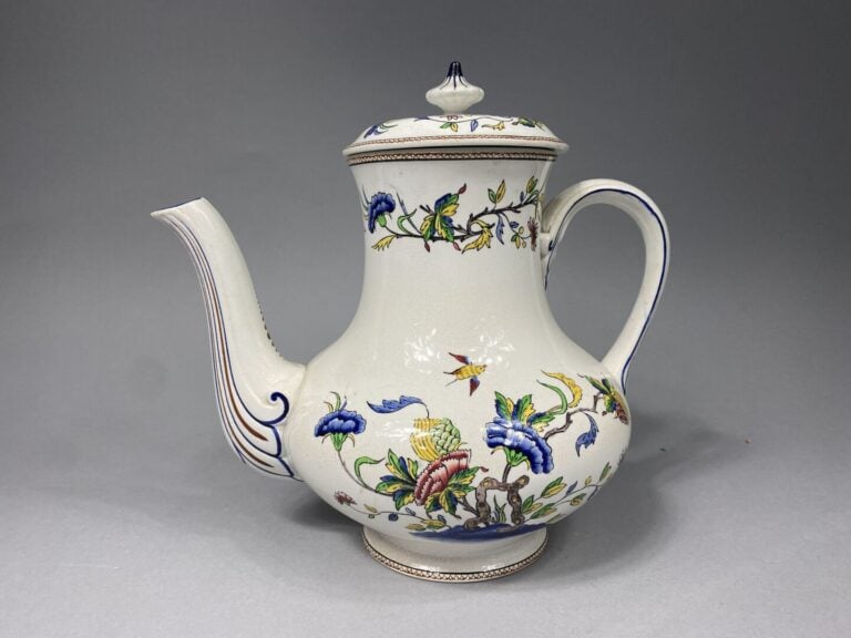 SARREGUEMINES - Théière en faïence à décor polychrome de volatiles et fleurs de…