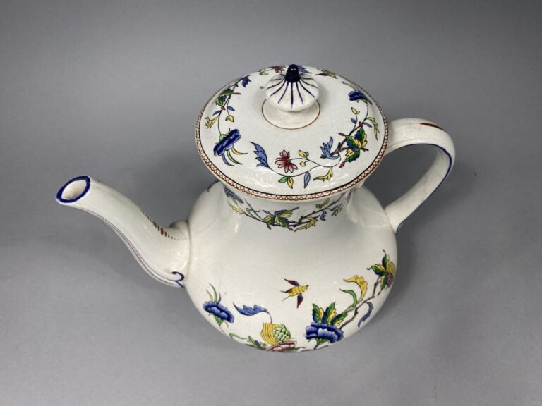 SARREGUEMINES - Théière en faïence à décor polychrome de volatiles et fleurs de…