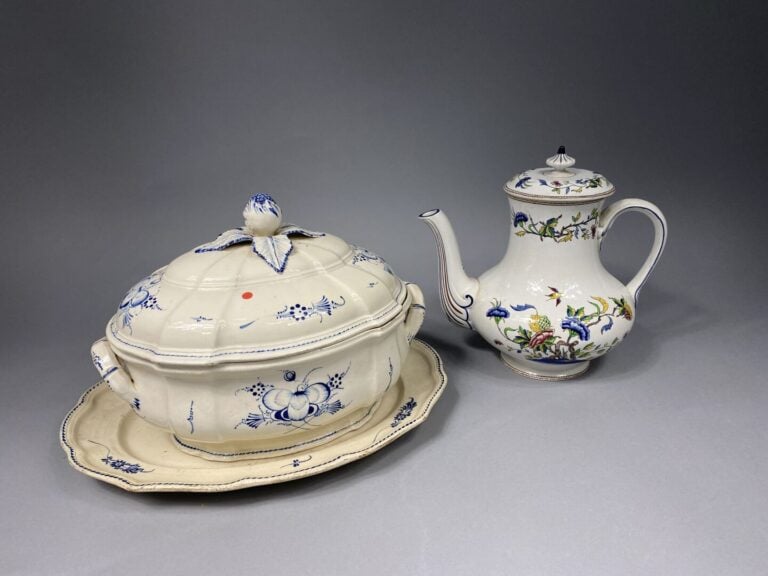 SARREGUEMINES - Théière en faïence à décor polychrome de volatiles et fleurs de…