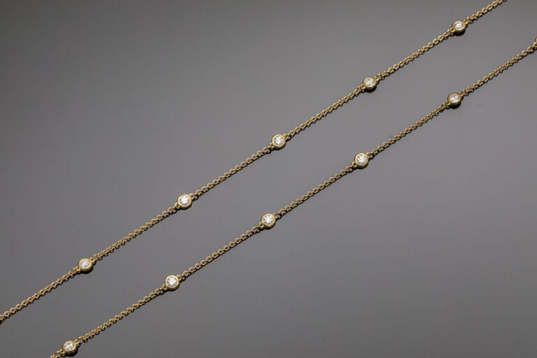 SAUTOIR composé d'une chaînette en or jaune (750‰) serti de 33 diamants taille…