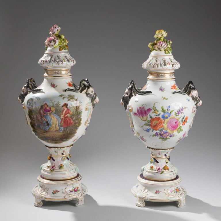 SAXE Paire de grands vases pot-pourri en porcelaine dure de forme balustre, à d…