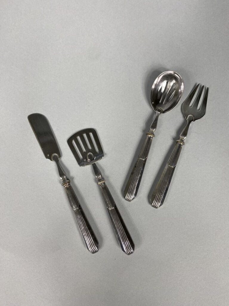 Service à bonbons en metal argenté et manche en argent fourré - Poinçon Minerve…