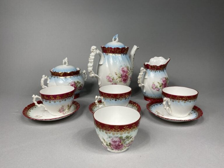 Service à thé en porcelaine comprenant une théière, un pot à sucre, un pot à la…