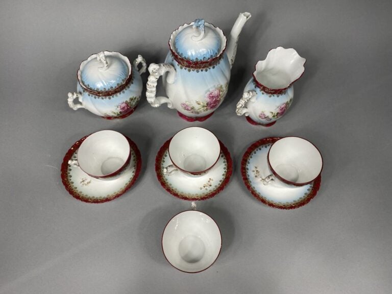 Service à thé en porcelaine comprenant une théière, un pot à sucre, un pot à la…