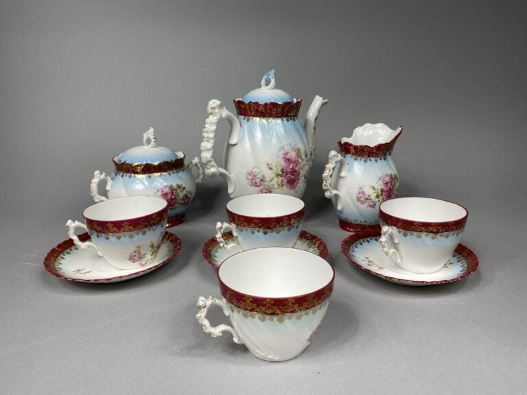 Service à thé en porcelaine comprenant une théière, un pot à sucre, un pot à la…