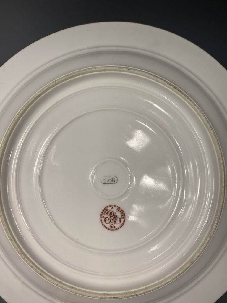 SEVRES - Ensemble de quatre assiettes plates et une assiette creuse en porcelai…