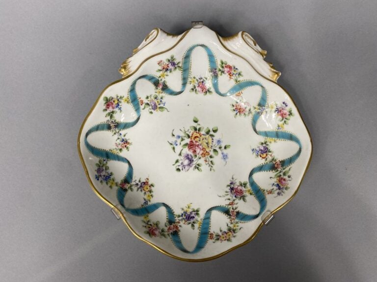 SEVRES/ PARIS - Ensemble de deux compotiers de forme coquille en porcelaine à d…