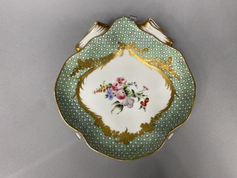 SEVRES/ PARIS - Ensemble de deux compotiers de forme coquille en porcelaine à d…