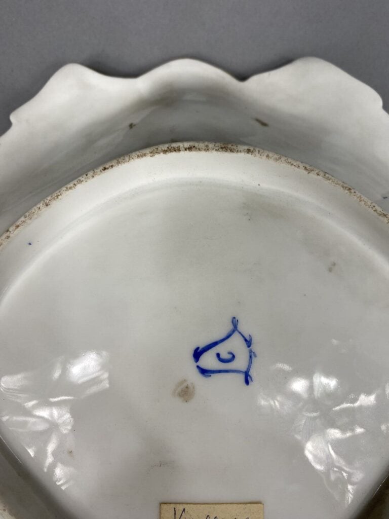 SEVRES/ PARIS - Ensemble de deux compotiers de forme coquille en porcelaine à d…