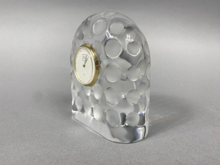 SEVRES - Reveil de bureau en cristal moulé satiné en creux - Marque sous la bas…