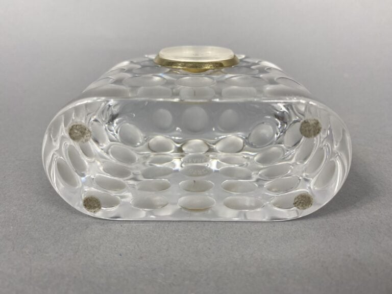 SEVRES - Reveil de bureau en cristal moulé satiné en creux - Marque sous la bas…