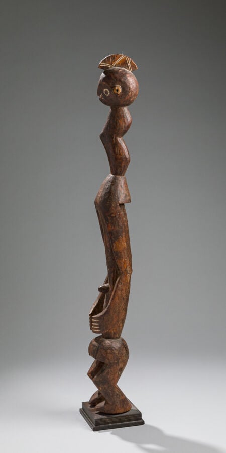 Statue anthropomorphe Iagalagana représentée debout, les jambes légèrement fléc…