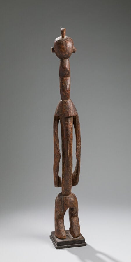 Statue anthropomorphe Iagalagana représentée debout, les jambes légèrement fléc…