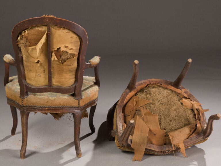 Suite de trois fauteuils à dossier cabriolet en bois naturel mouluré et sculpté…