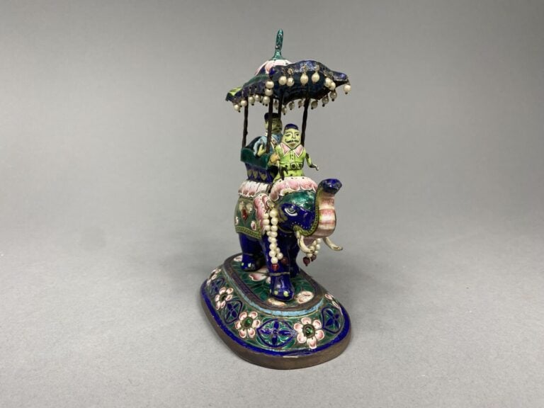 Sujet en émaux polychrome figurant deux personnages sur un éléphant dans la goû…