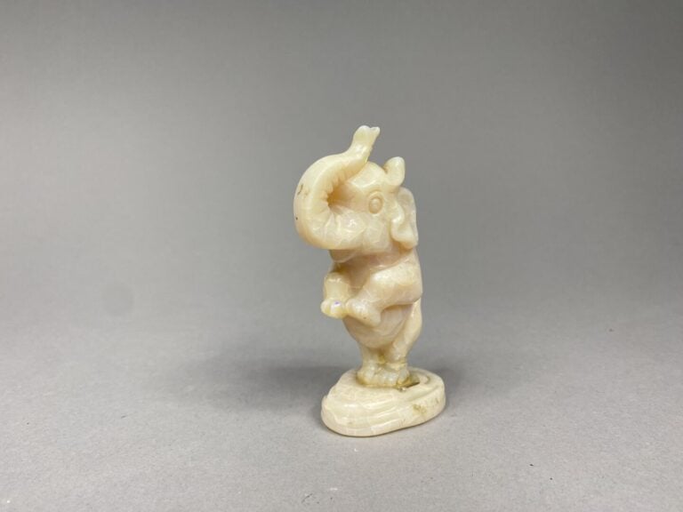 Sujet sculpté en opale blanche craquelée figurant un éléphant - H : 10 cm - (re…