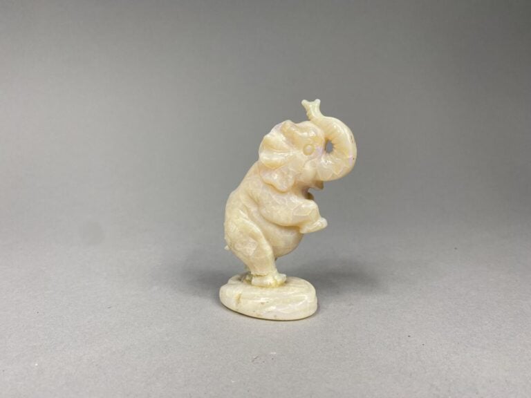 Sujet sculpté en opale blanche craquelée figurant un éléphant - H : 10 cm - (re…