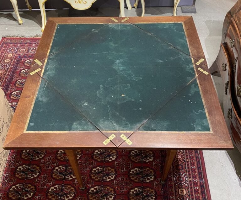 Table à jeux en bois de placage à plateau portefeuille à décor d'une marqueteri…