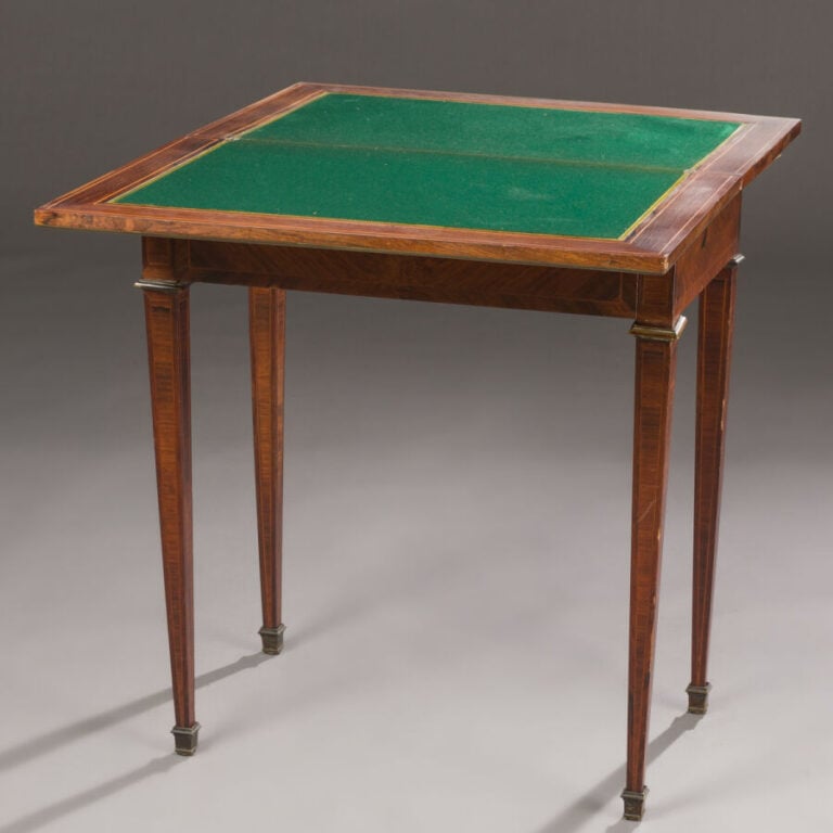 Table à jeux en bois de placage marqueté à décor floral ouvrant par un tiroir e…
