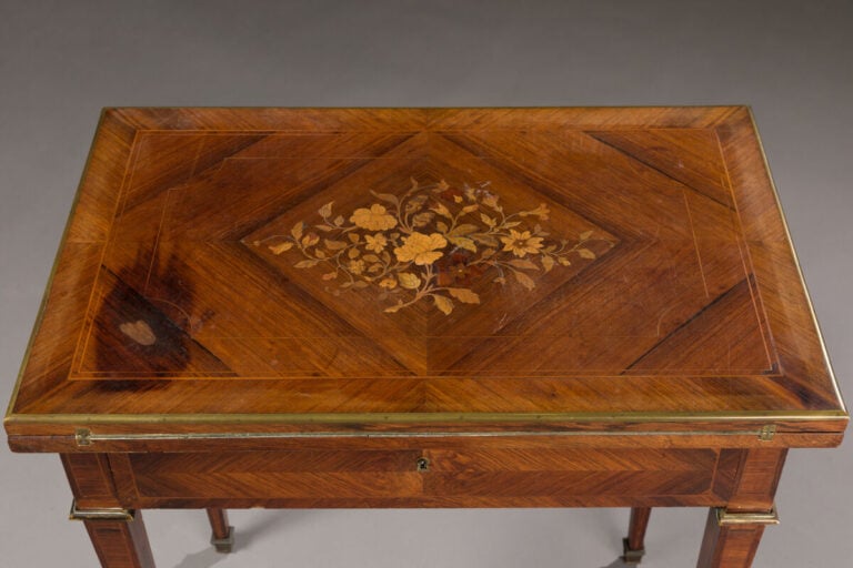 Table à jeux en bois de placage marqueté à décor floral ouvrant par un tiroir e…