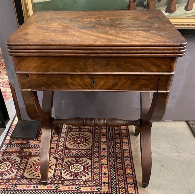 Table à jeux en placage d'acajou ouvrant à un tiroir en ceinture, piétement lyr…