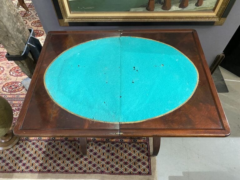 Table à jeux en placage d'acajou ouvrant à un tiroir en ceinture, piétement lyr…