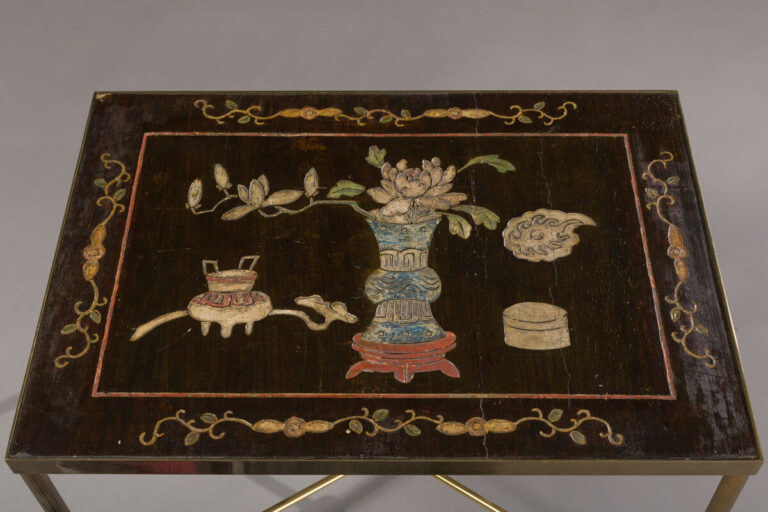 Table basse et table de chevet à plateaux en laque de Coromandel à décor de vas…