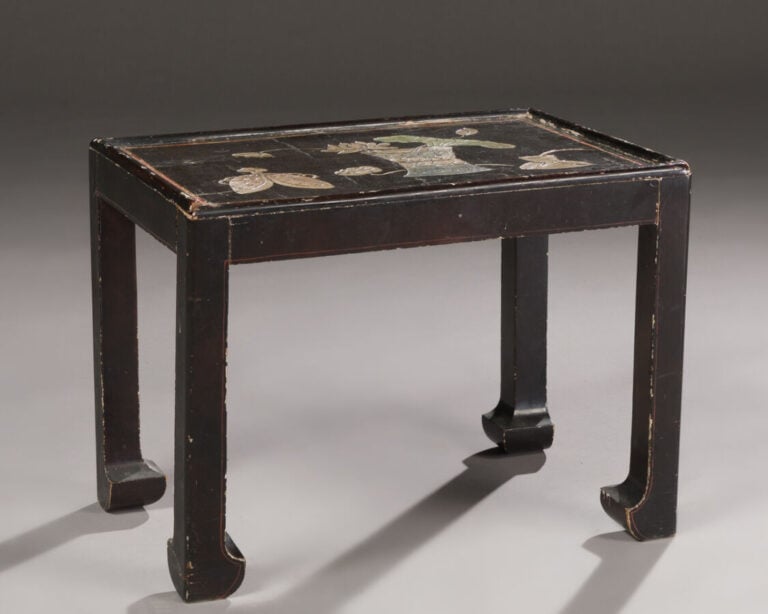 Table basse et table de chevet à plateaux en laque de Coromandel à décor de vas…
